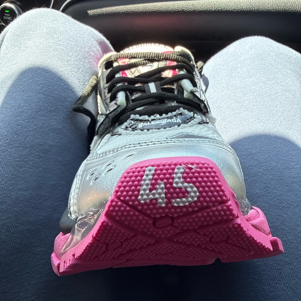 Balenciaga Sneaker with Bright Pink Liner - Picture 3 of 3